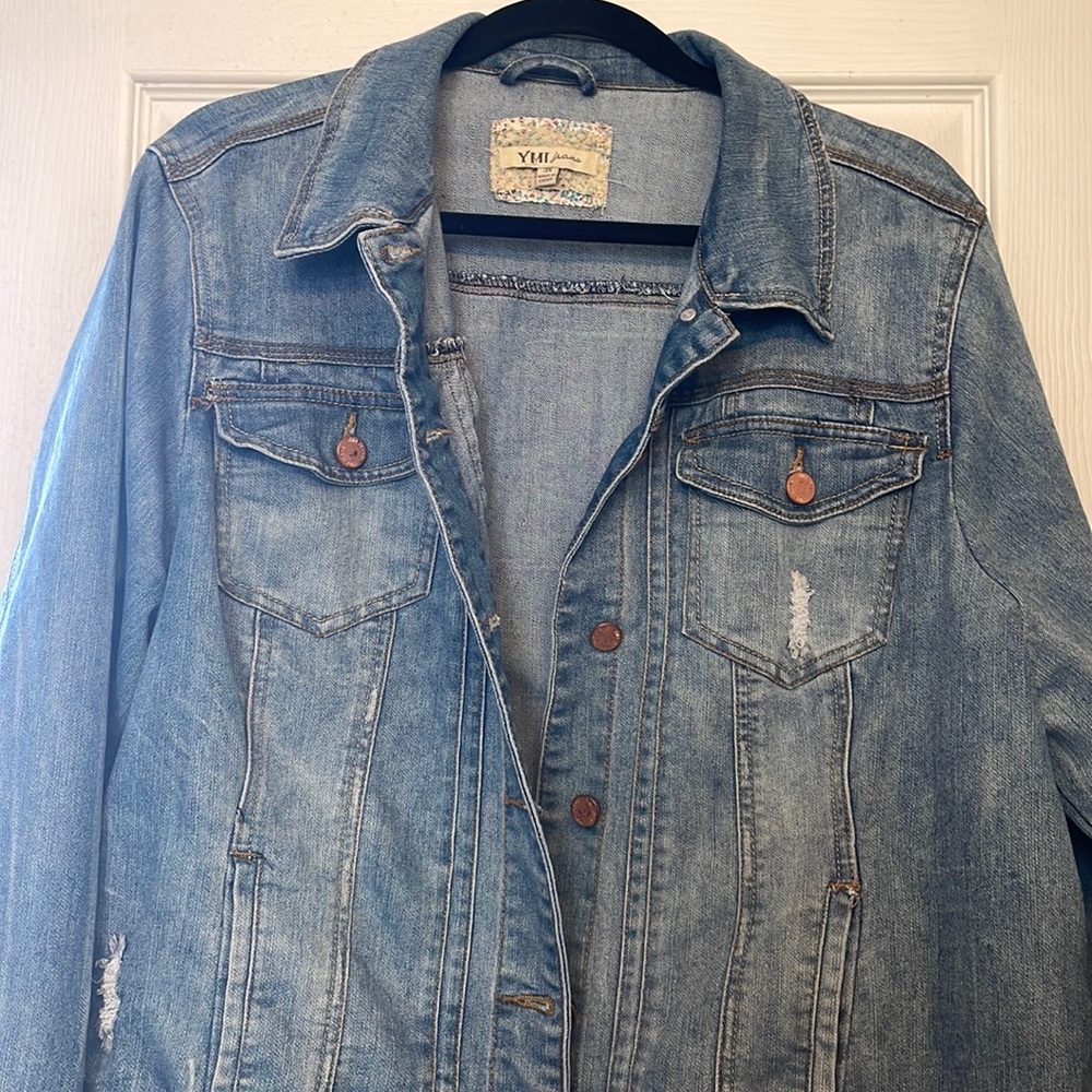 Great condition distressed denim (cropped) jacket. 3X
